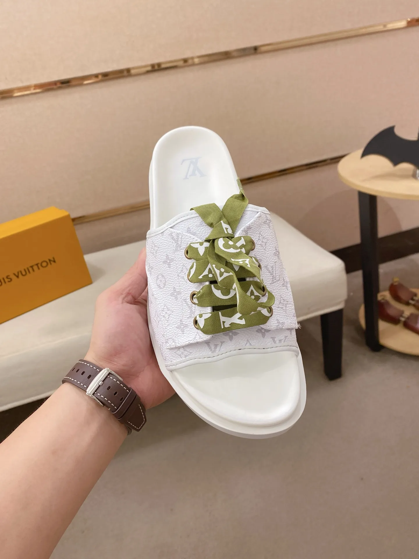 Men's shoes 💰: 340💰Made by LV🔍Top purchasing agents. Men's spring and summer slippers are available at the same counter. The uppers are imported cowhide from Italy, with logo graphics and high-quality craftsmanship. Soles: original soles specially provided by the original factory. Exclusive movable molded soles are super comfortable. Original goods follow orders. 🔍🔍High quality. You can enter and exit the counter at will. Welcome to compare. Size 38-44.